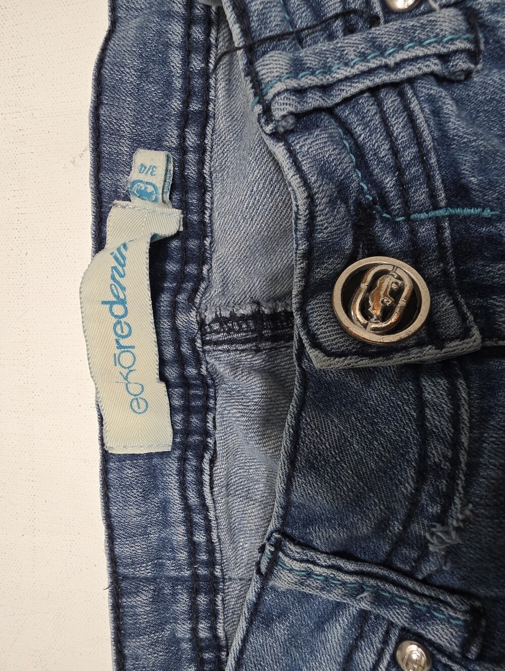 Vintage Ecko Red Y2K Embroidered Rhinestone Studded Slim Jeans Size 3/4 - Picture 3 of 11